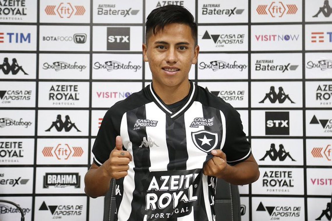Atacante peruano Lecaros é mais um reforço do Botafogo