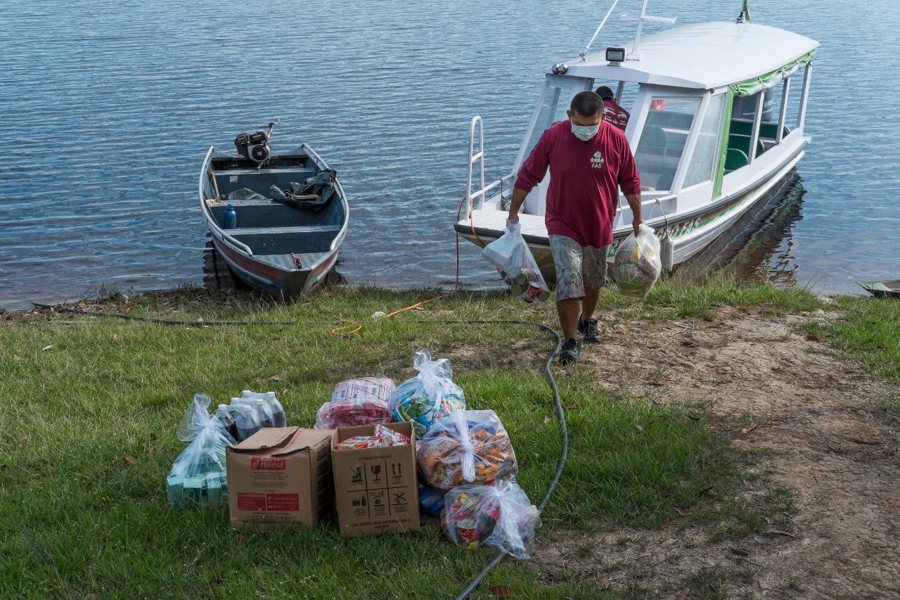 Ribeirinhos recebem alimentos e produtos de higiene, no interior do Amazonas