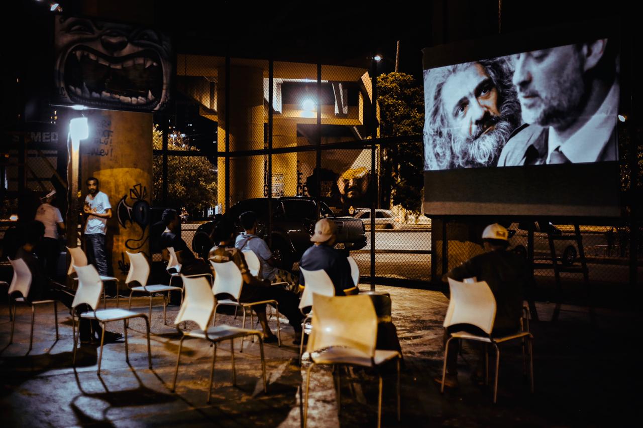 Projeto Girassol leva a magia do cinema para moradores de rua