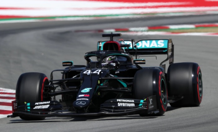 Hamilton mostra favoritismo e domina a corrida do início a fim