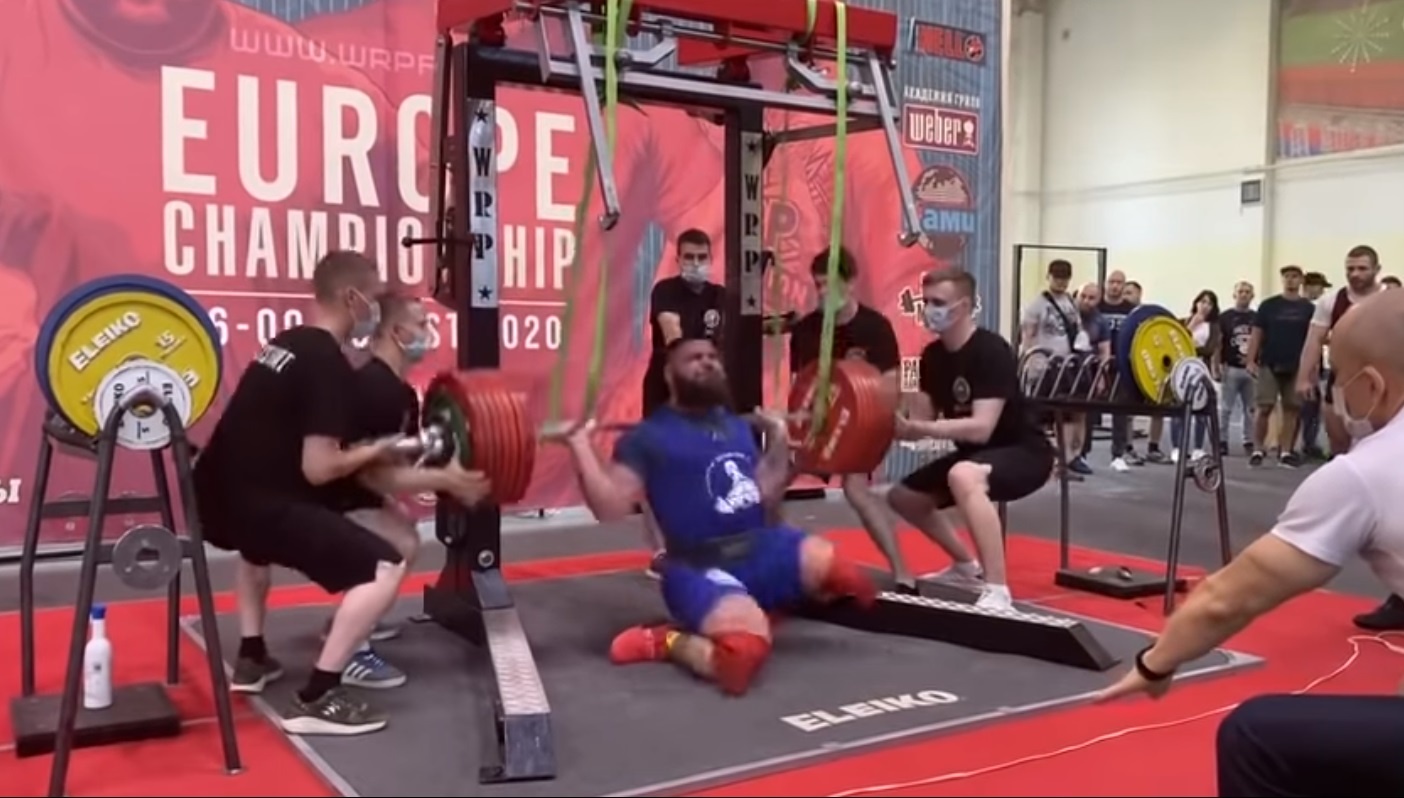 Russo quebra as duas pernas ao tentar levantar quase 400 kg
