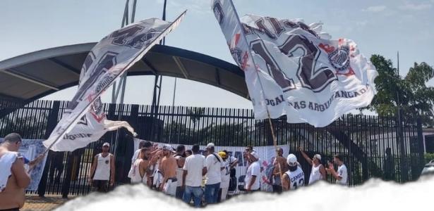 Corinthians: Camisa 12 protestou em frente ao CT no sábado (12)