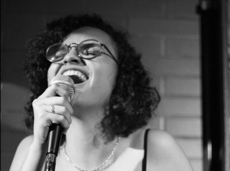 Talento e musicalidade: conheça cantora amazonense Beatriz Procópio