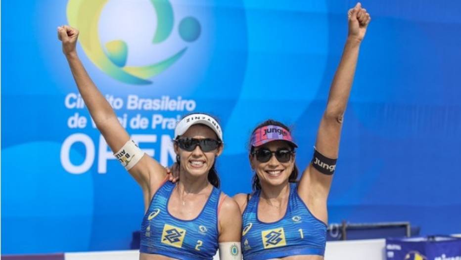 Jogadora de vôlei de praia grita ‘fora Bolsonaro’ após vitória