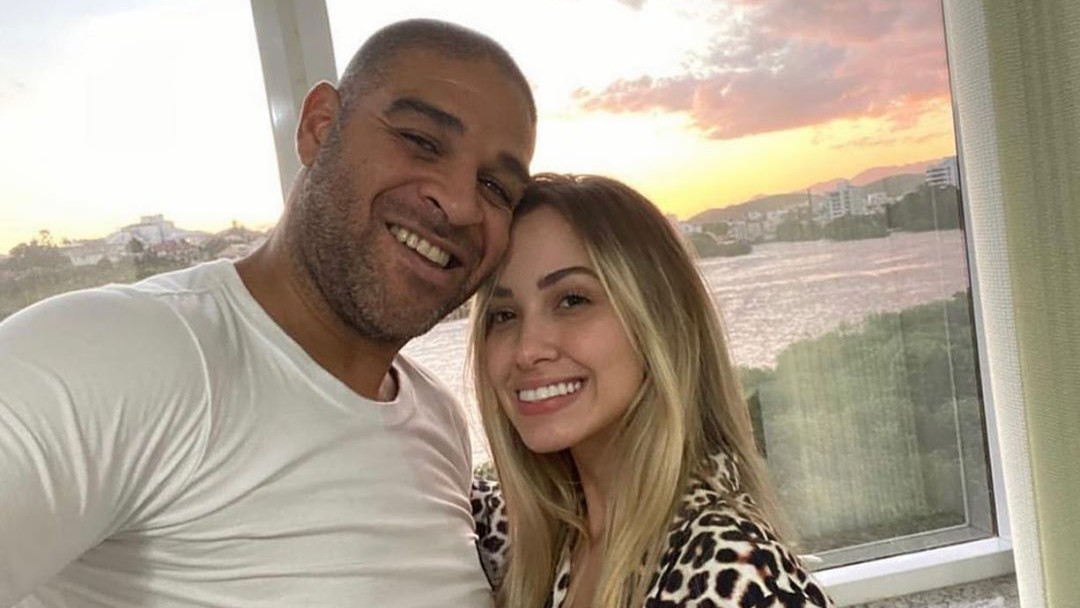 Adriano posta foto com ex e se declara nas redes sociais