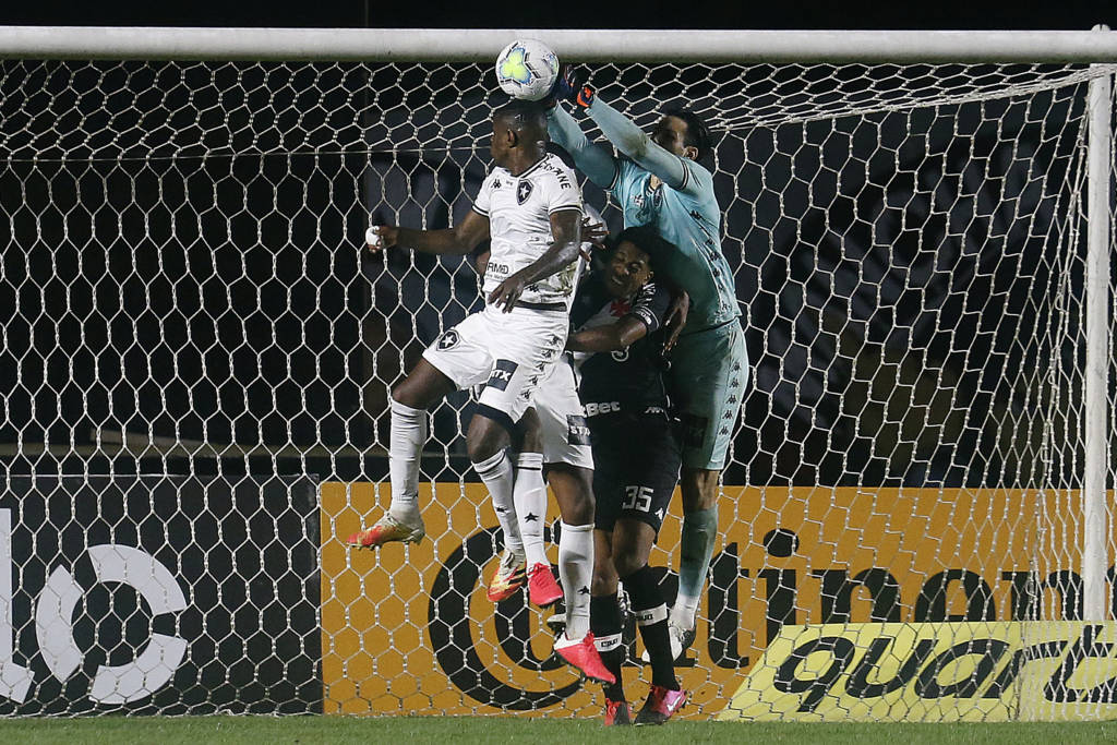 Botafogo precisa vencer o lanterna Bahia para sair da zona da degola