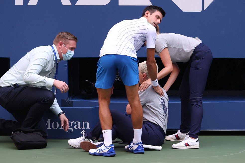Djokovic é desclassificado do US Open após acertar bolada em árbitro