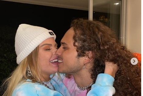 Luísa Sonza e Vitão publicam fotos nas redes sociais assumindo namoro