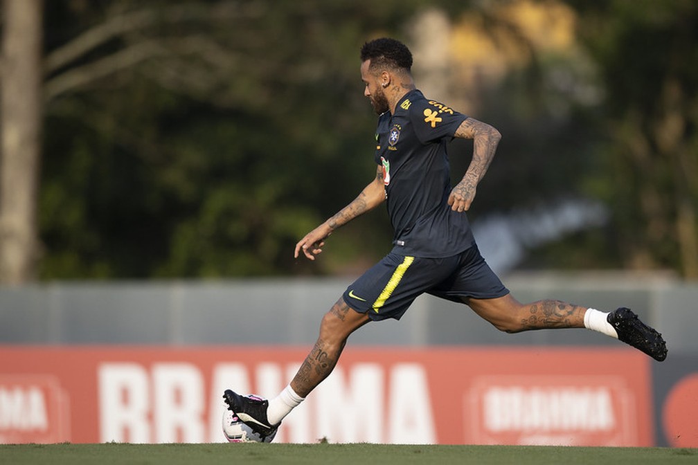 Neymar sente dor lombar, deixa treino e vira dúvida para estreia da Seleção nas Eliminatórias