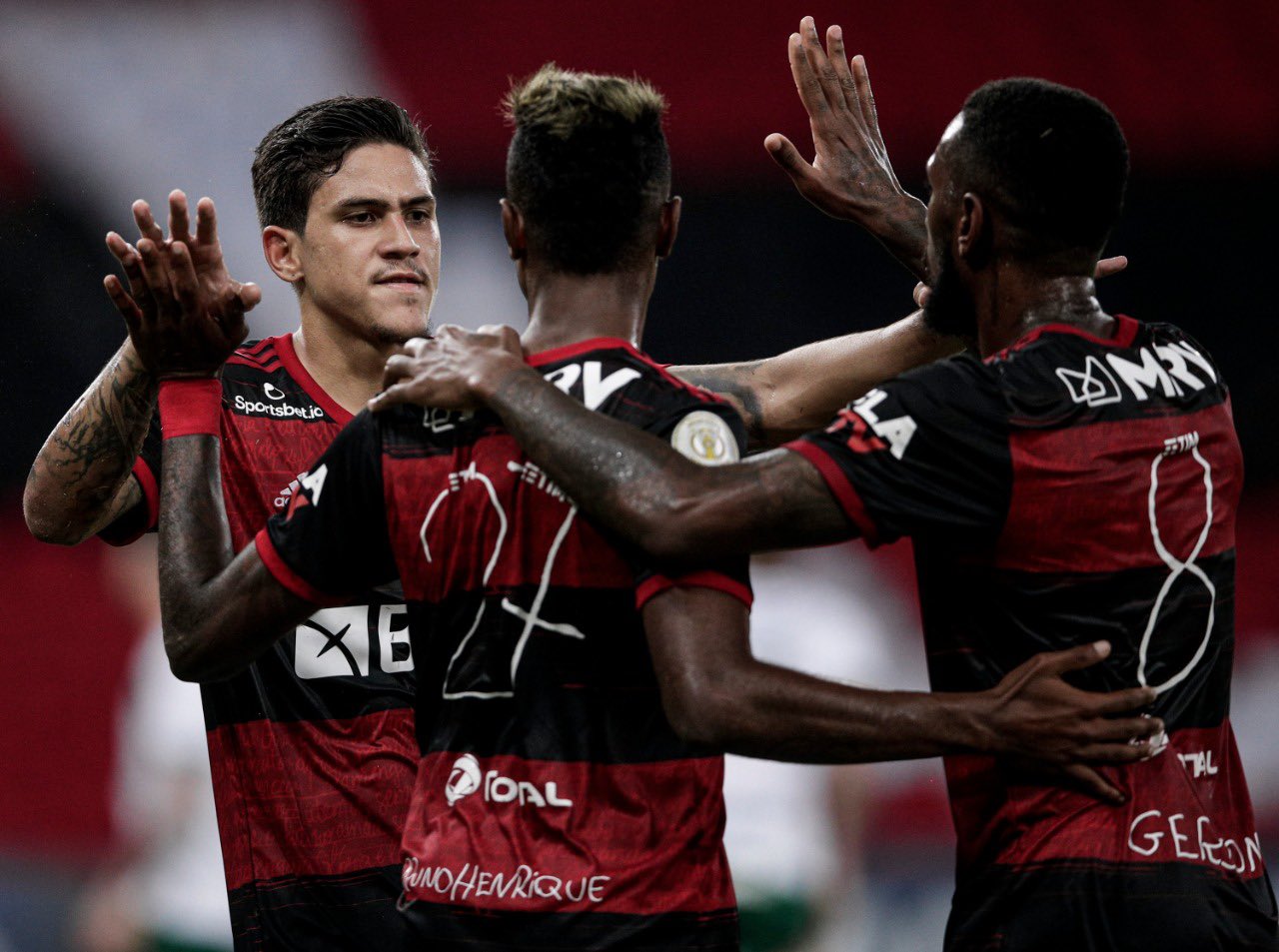Flamengo esmaga o Corinthians por 5 a 1, mas não chega à liderança