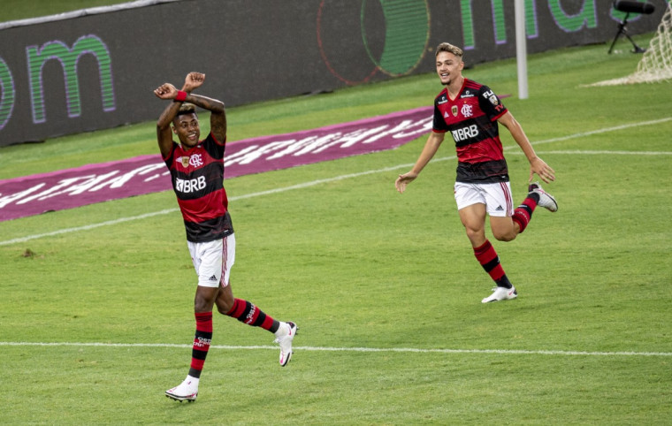 Flamengo passeia no Maracanã e vence Junior Barranquilla por 3 a 1