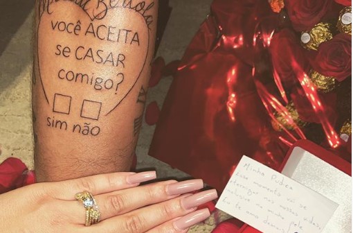 Jogador do Grêmio faz tatuagem para pedir namorada em casamento
