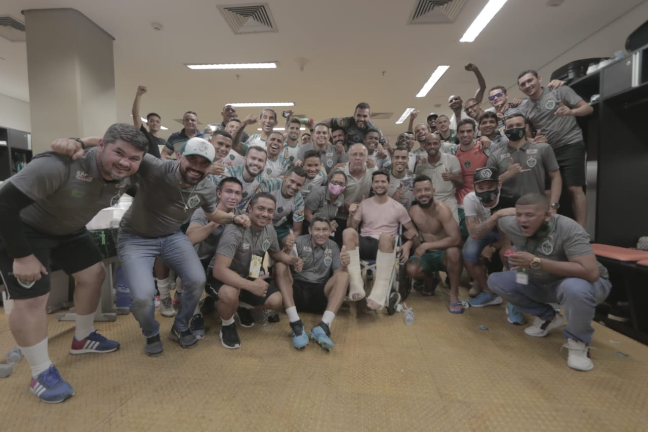 Lateral Igor Carvalho visita vestiário do Manaus e festeja a vitória
