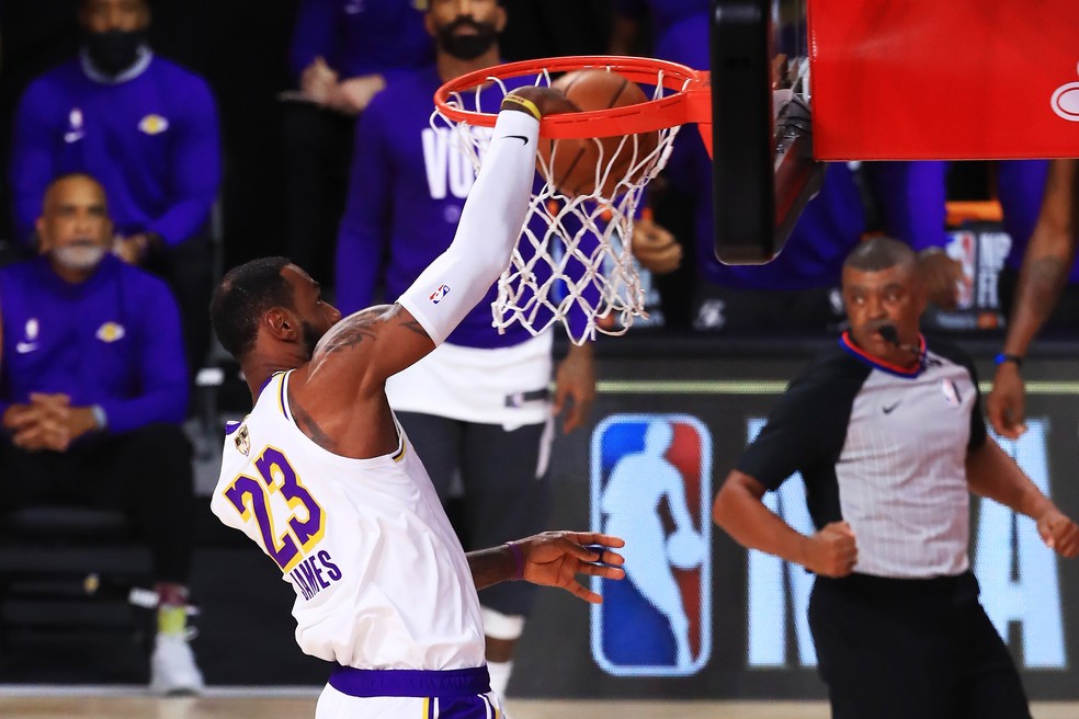 LeBron lidera massacre sobre o Heat, e Lakers conquistam título da NBA dedicado a Kobe Bryant