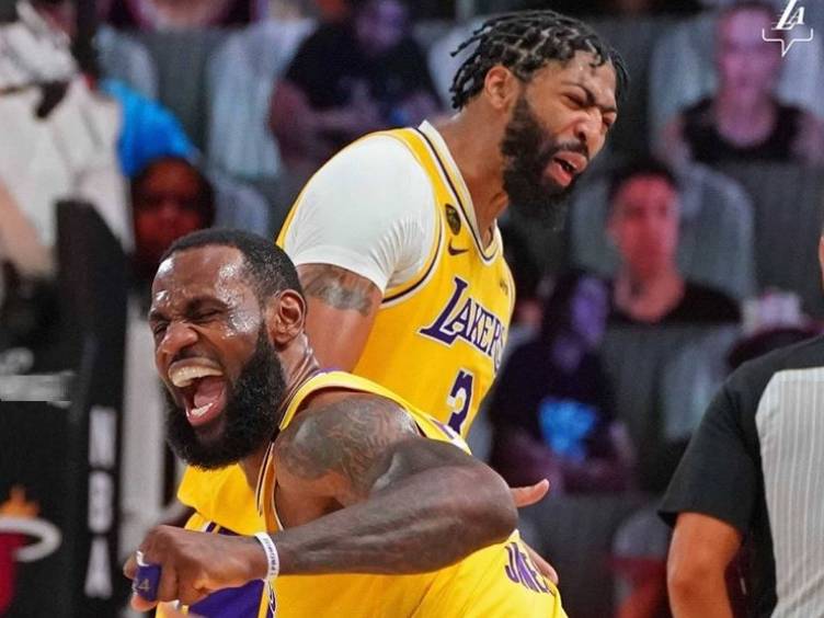 Lakers batem Heat no jogo 4 e ficam a uma vitória do título da NBA
