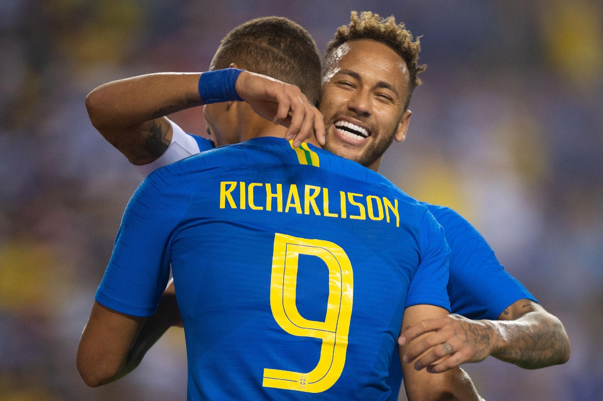 Neymar vaza telefone do jogador Richarlison durante live