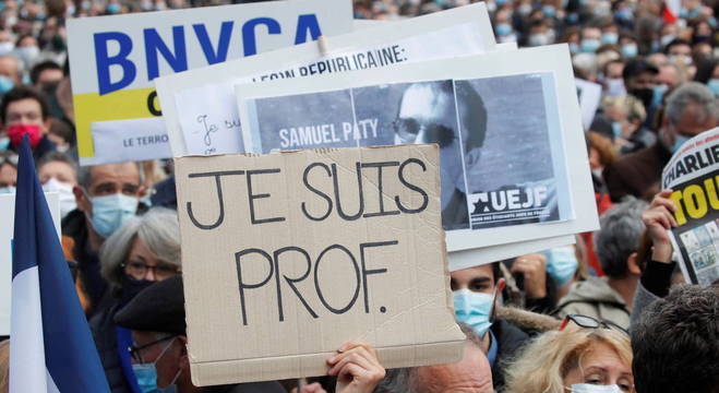 Franceses foram às ruas protestar após assassinato de professor