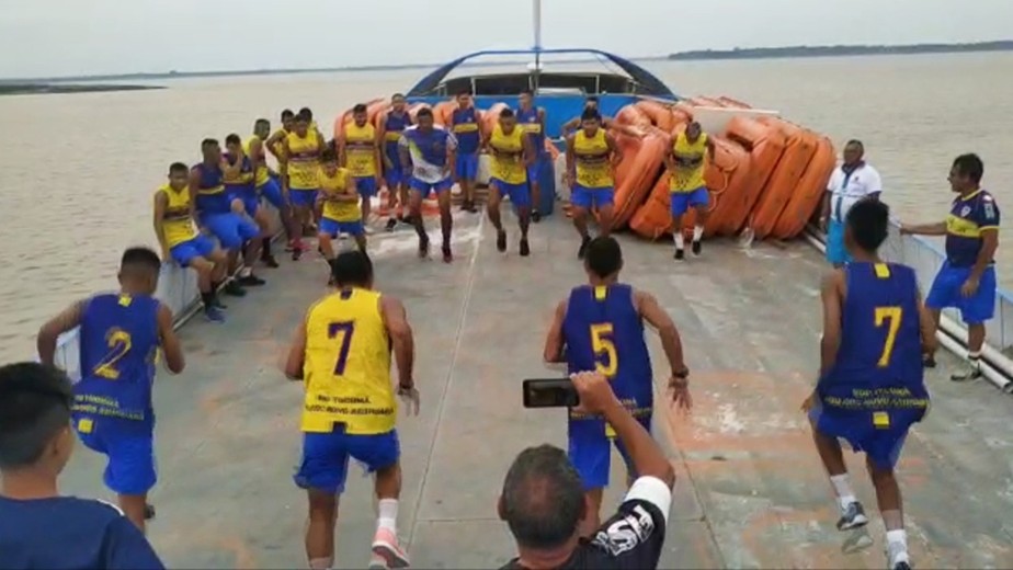 Time do interior do AM treina no barco durante viagem de 36h a Manaus