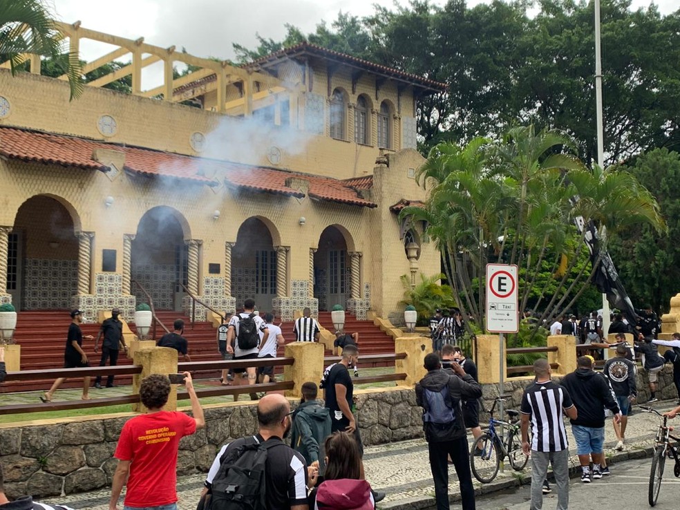 Torcida do Botafogo invade sede de General Severiano