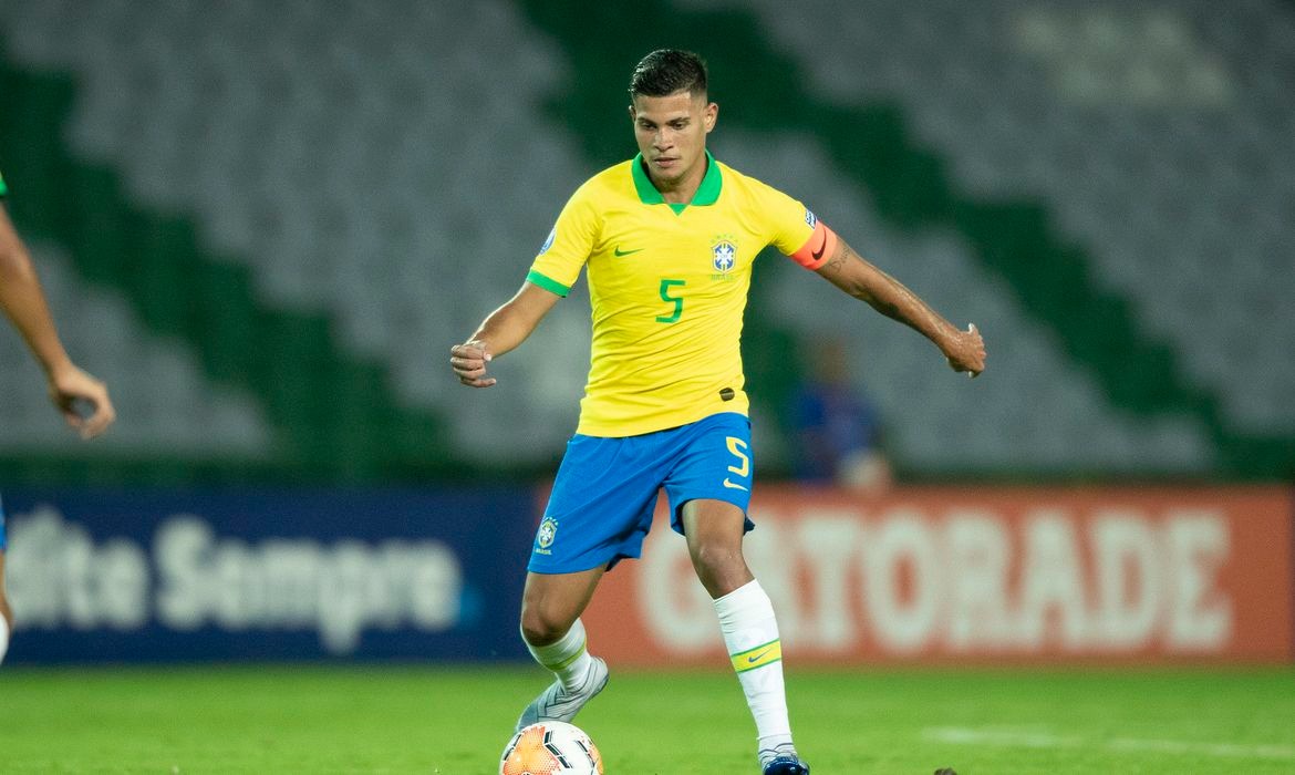 Bruno Guimarães é convocado para substituir Casemiro na seleção