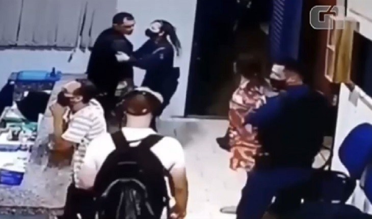 Vídeo mostra tenente da PM espancando mulher algemada