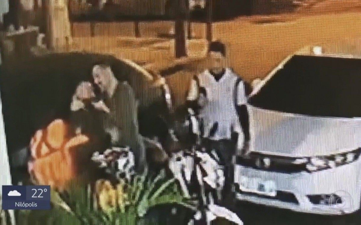 Vídeo: delegado coloca arma na boca de motoboy
