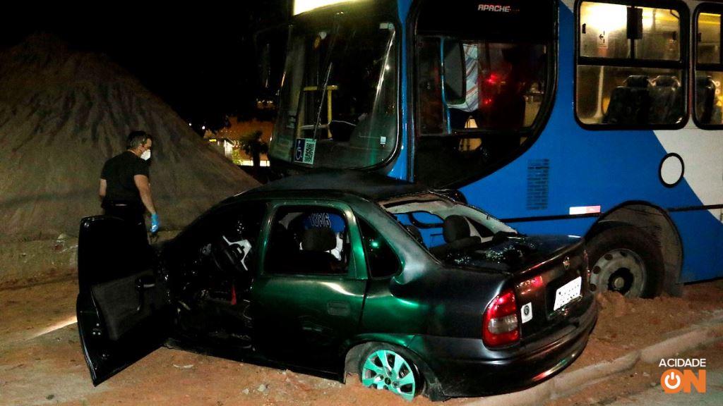 Criança de quatro anos morre após carro ser arrastado por ônibus