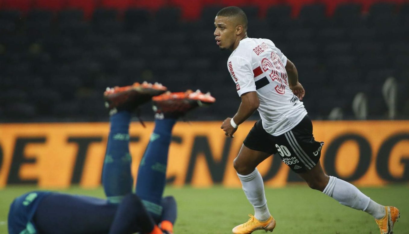 São Paulo vence o Flamengo com gols de Brenner e falha de Hugo Souza