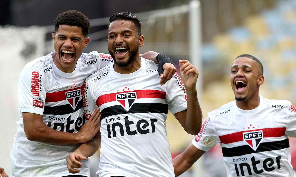 São Paulo vence Goiás de virada e dorme a dois pontos do líder Inter