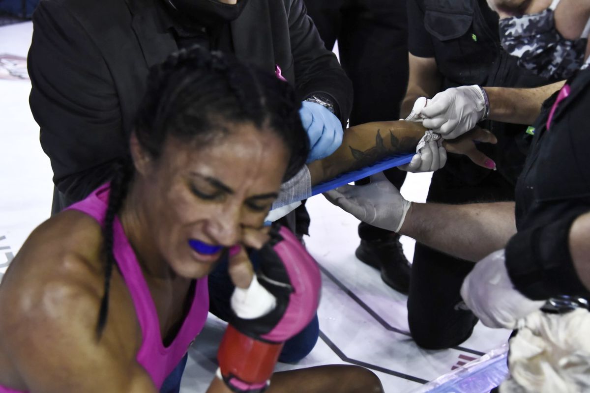 Brasileira Sidy Rocha fratura o antebraço durante luta e não percebe