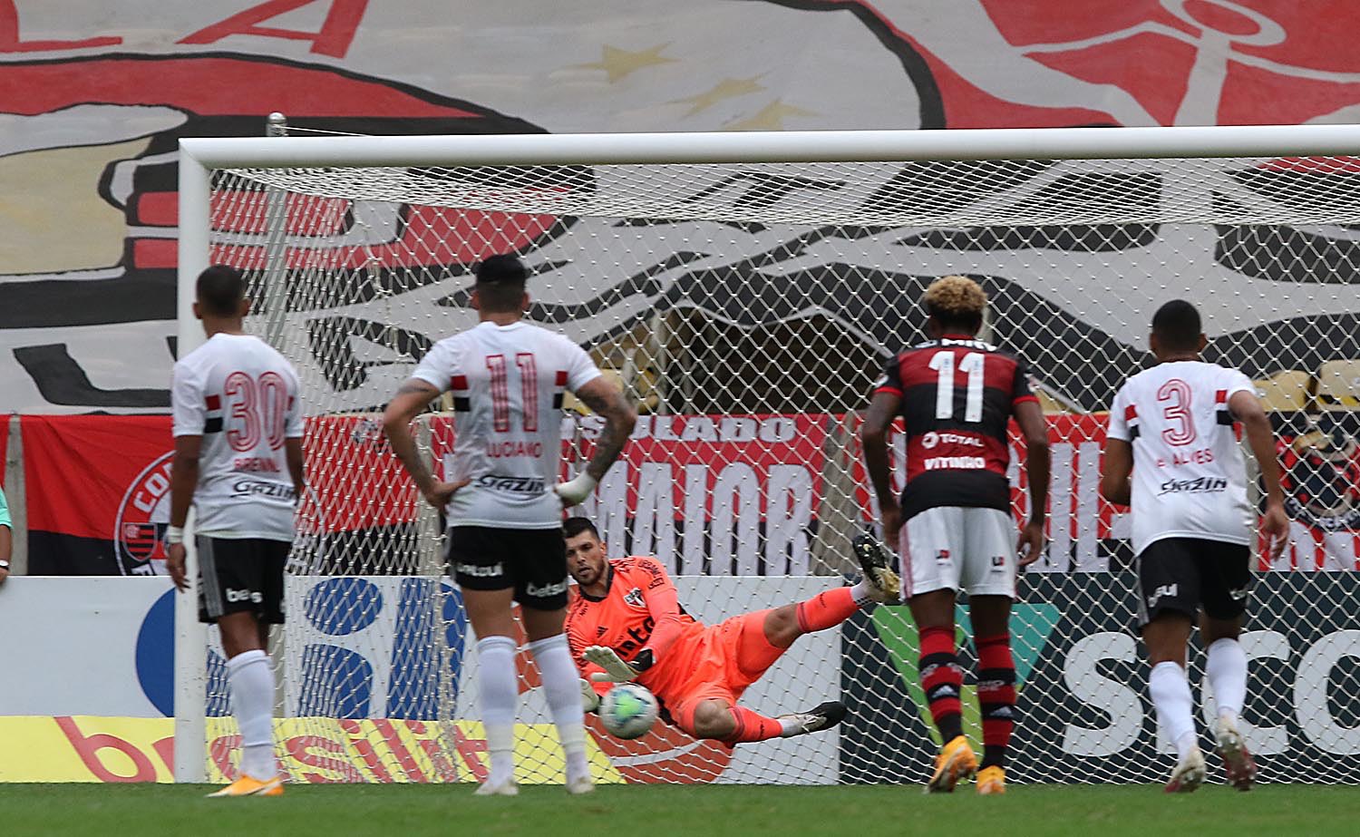 Tiago Volpi pega dois pênaltis e São Paulo goleia o Flamengo
