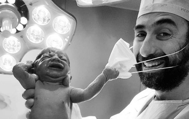 Bebê tira máscara de médico logo após nascer e foto viraliza