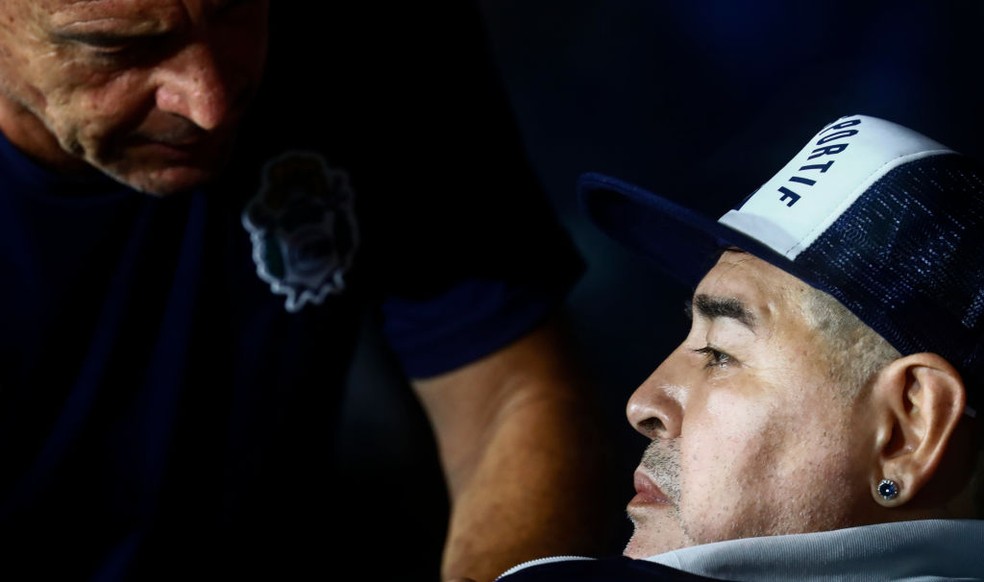 Três dias após completar 60 anos, Maradona é internado em clínica