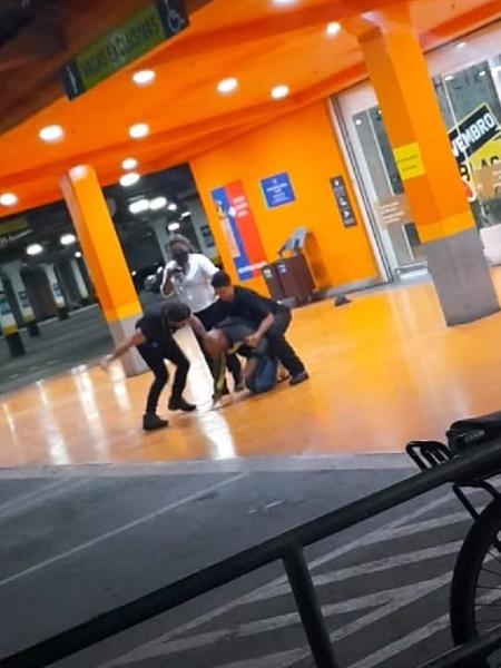 Vídeo mostra espancamento e morte de homem negro no Carrefour