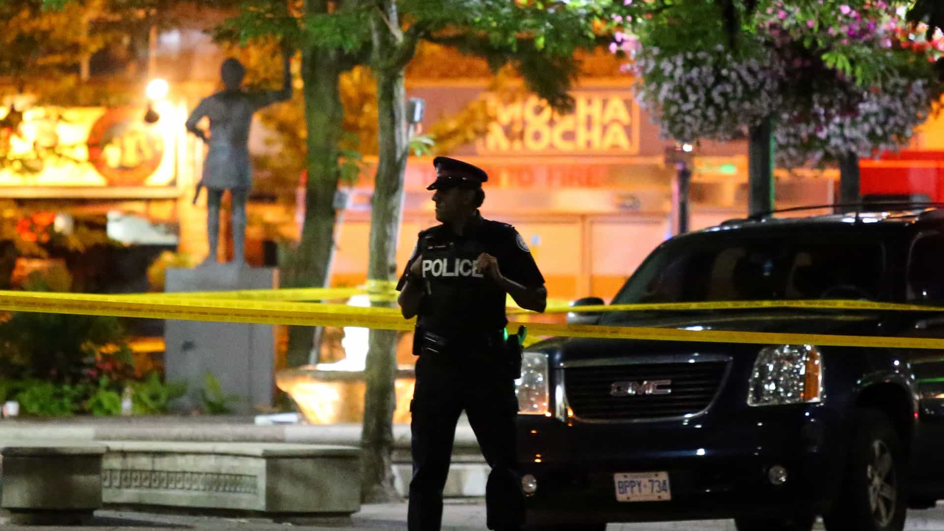 Homem com trajes medievais mata dois e fere cinco no Canadá