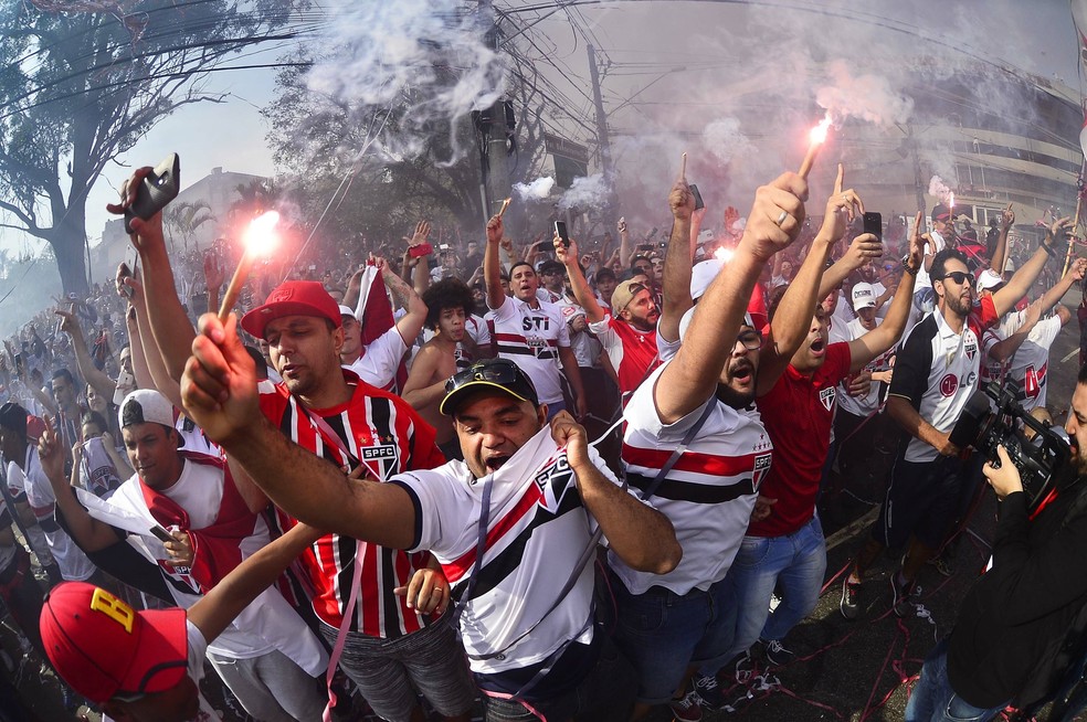 Torcida faz festa e apoia São Paulo no embarque para encarar o Flamengo