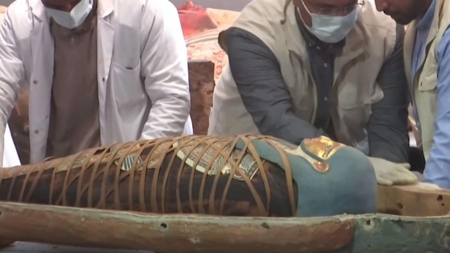 Egito acha 100 sarcófagos de 2,5 mil anos, e abertura revela múmias
