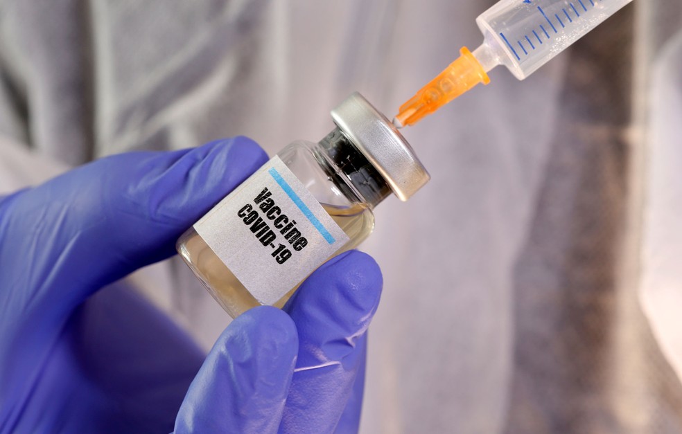 Oxford promete entregar resultados de vacina ainda este ano
