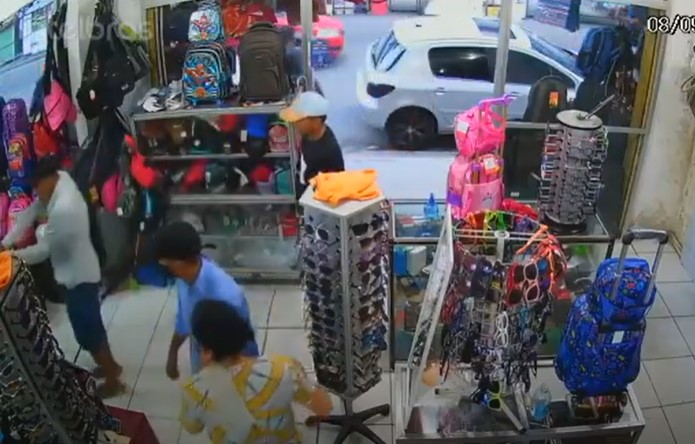 Vídeo mostra execução de comerciante dentro de loja no Cidade de Deus