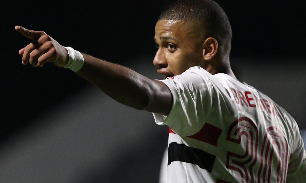 São Paulo vence o Goiás e garante a liderança do Campeonato Brasileiro