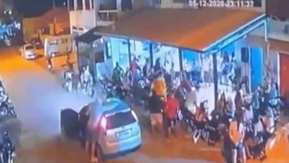 Vídeo: homem atira contra clientes de bar lotado e fere cinco pessoas