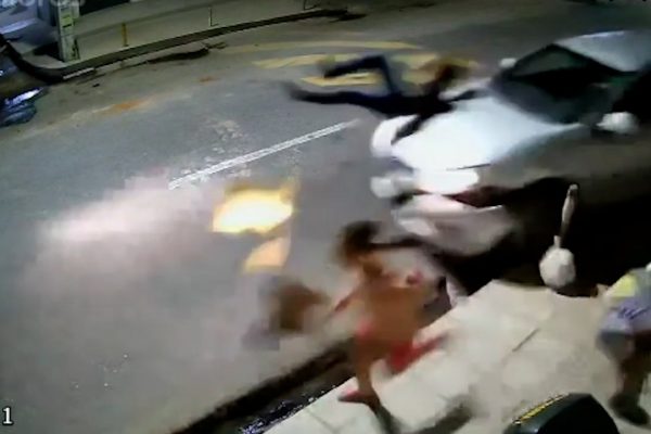 Vídeo: grupo de pessoas é atropelado por carro desgovernado