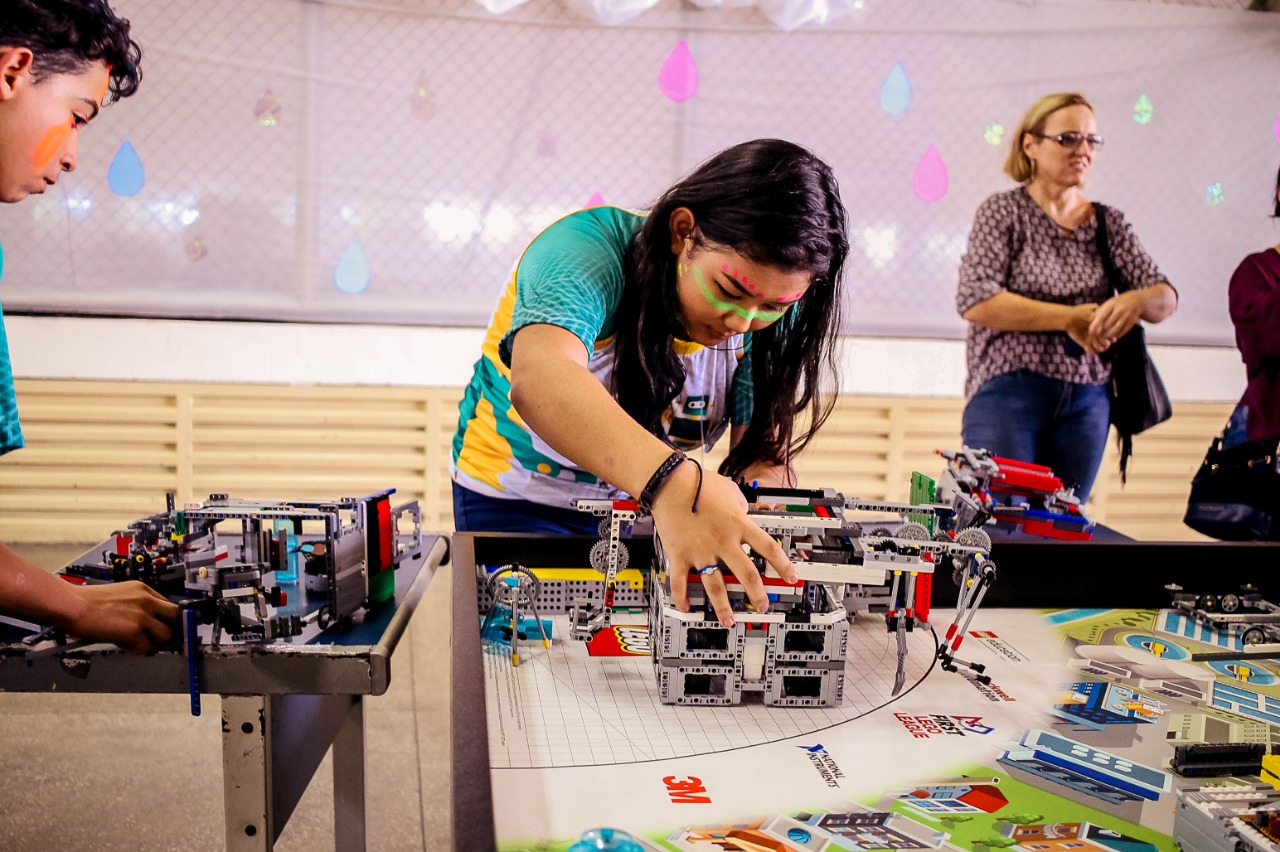 Manaós Tech oferece oficinas gratuitas de robótica e arrecada alimentos
