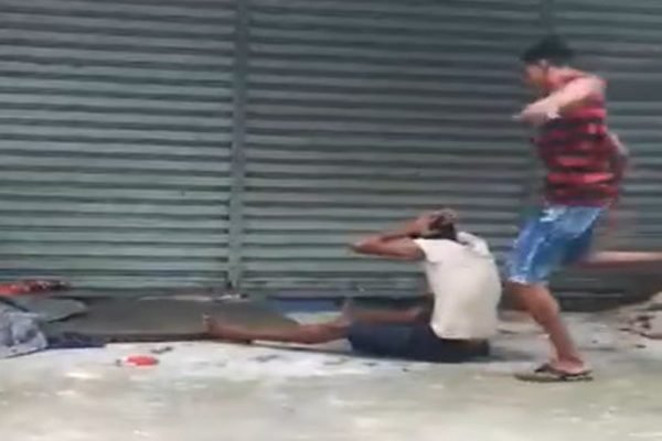 Vídeo: ex-alunos de muay thai agridem morador de rua