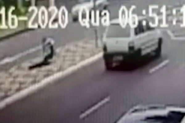 Vídeo: buraco se abre em calçada e “engole” jovem que caminhava