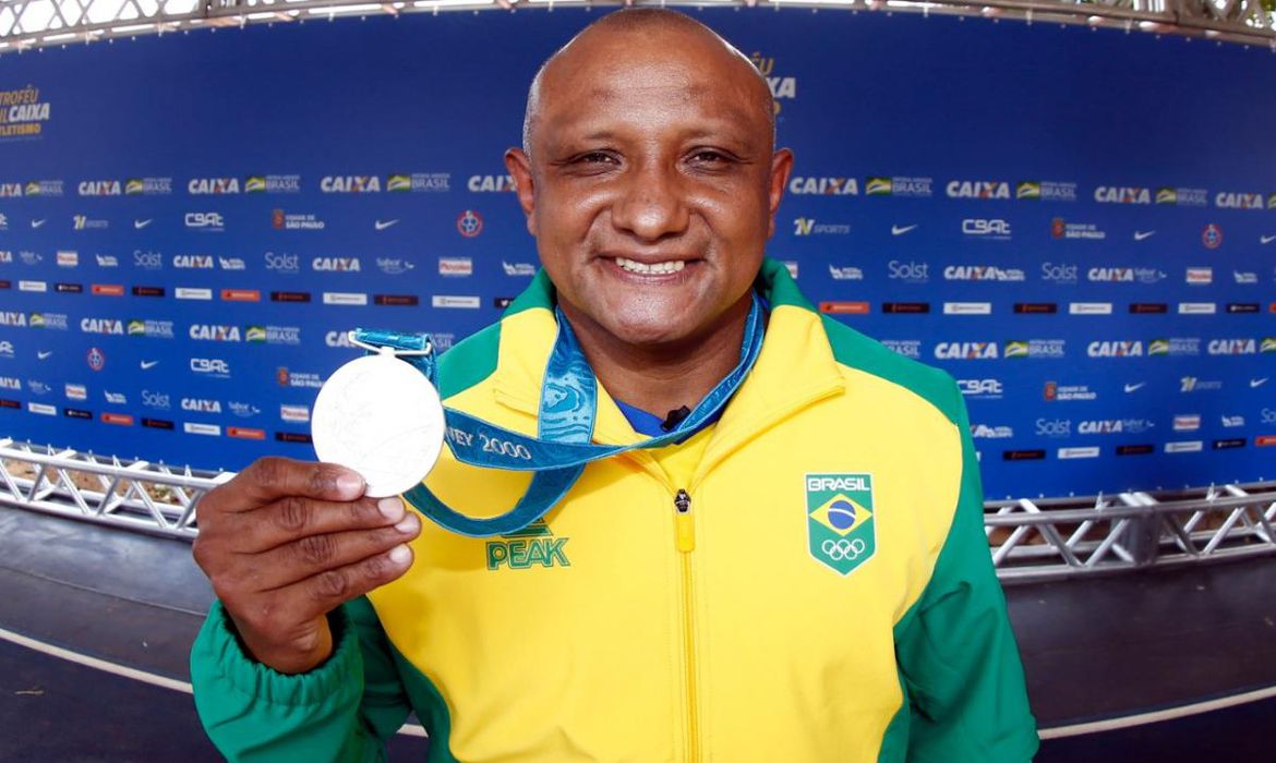 Cláudio Roberto Souza recebe medalha olímpica após 20 anos de espera