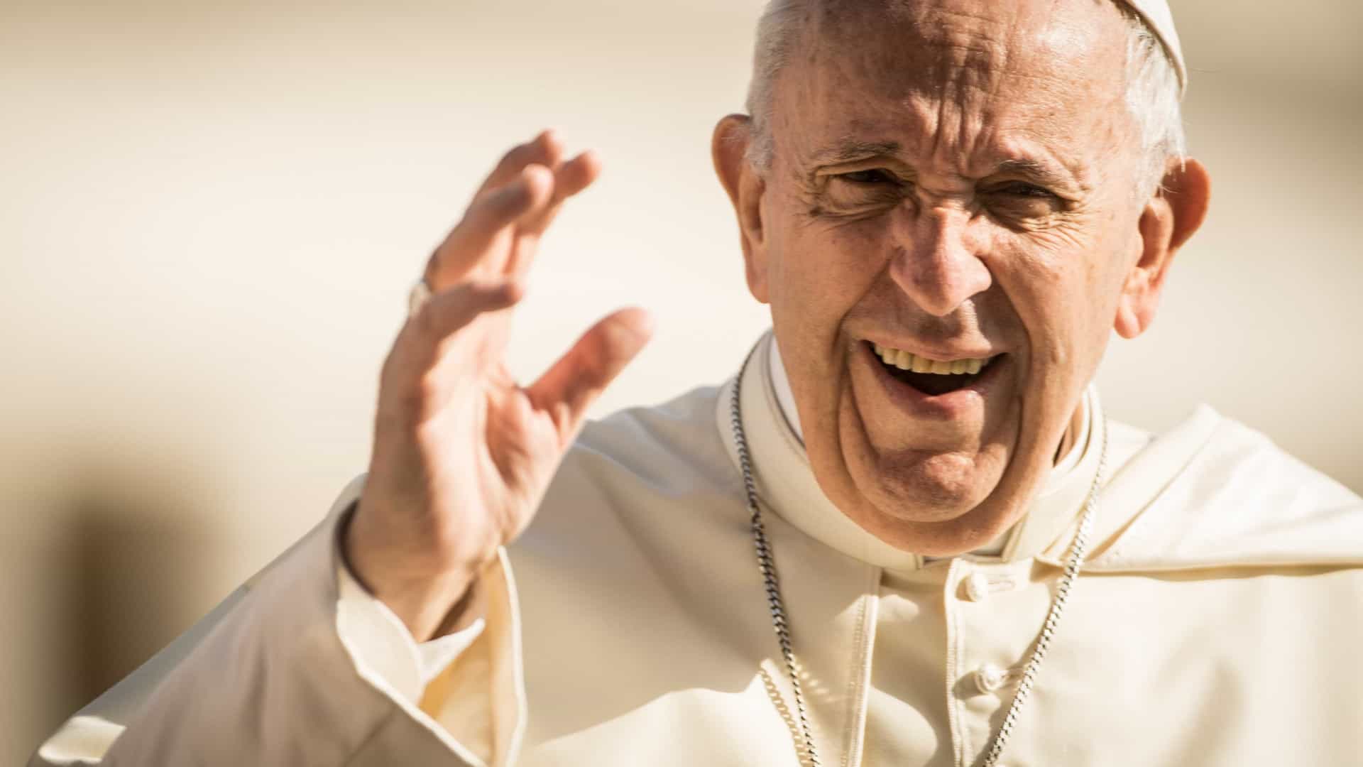 Papa Francisco dá paracetamol de presente para funcionários do Vaticano