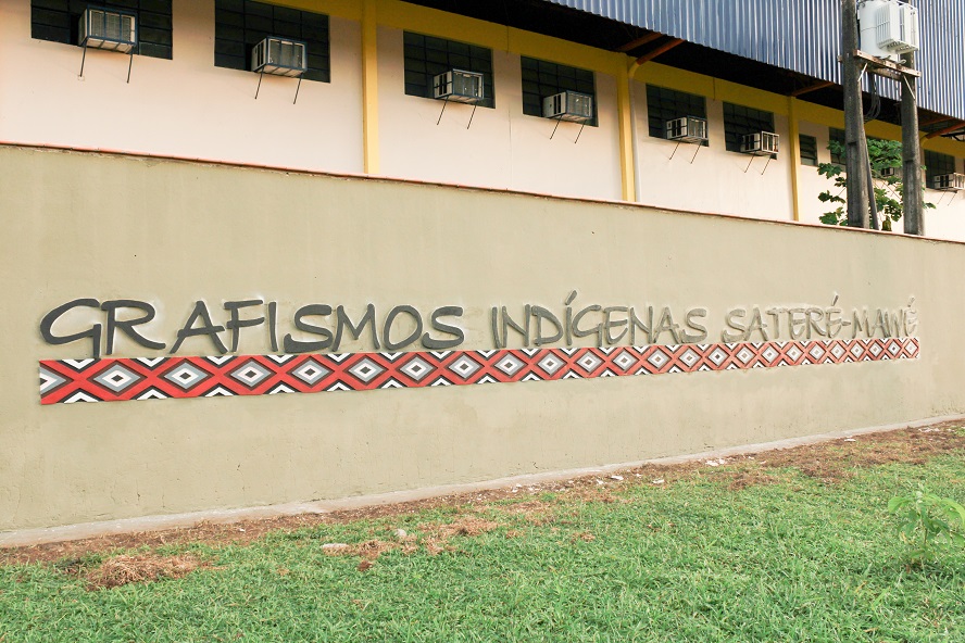 Mural Grafismo apresenta símbolos sagrados da etnia Sateré-Mawé, em Parintins