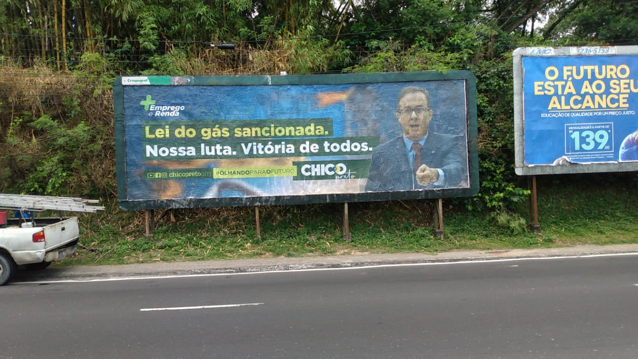 Chico Preto espalha outdoors em comemoração à Lei do Gás