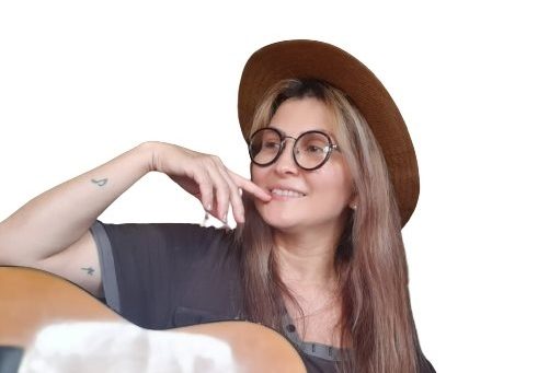 Cantora amazonense Alessandra Vieira lança músicas em formato videokê